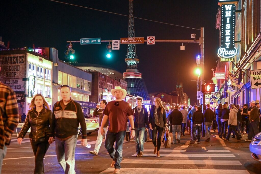 Can you walk on the streets with a beer in nashville